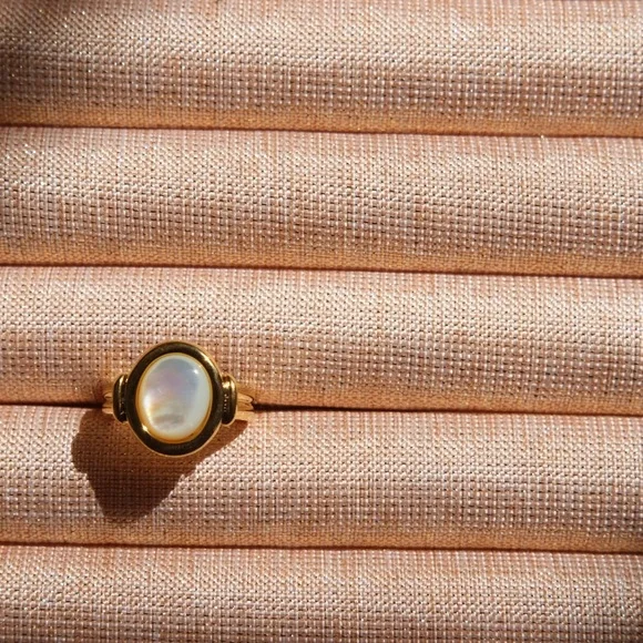 18K Gold Plated Mother of pearl tag Ring - Picture 4 of 9